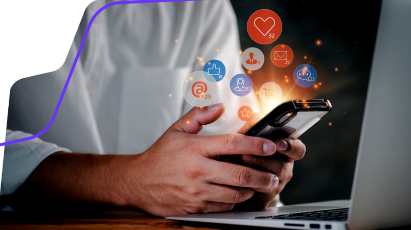 Mulher usando smartphone com ícones de comunicação flutuando