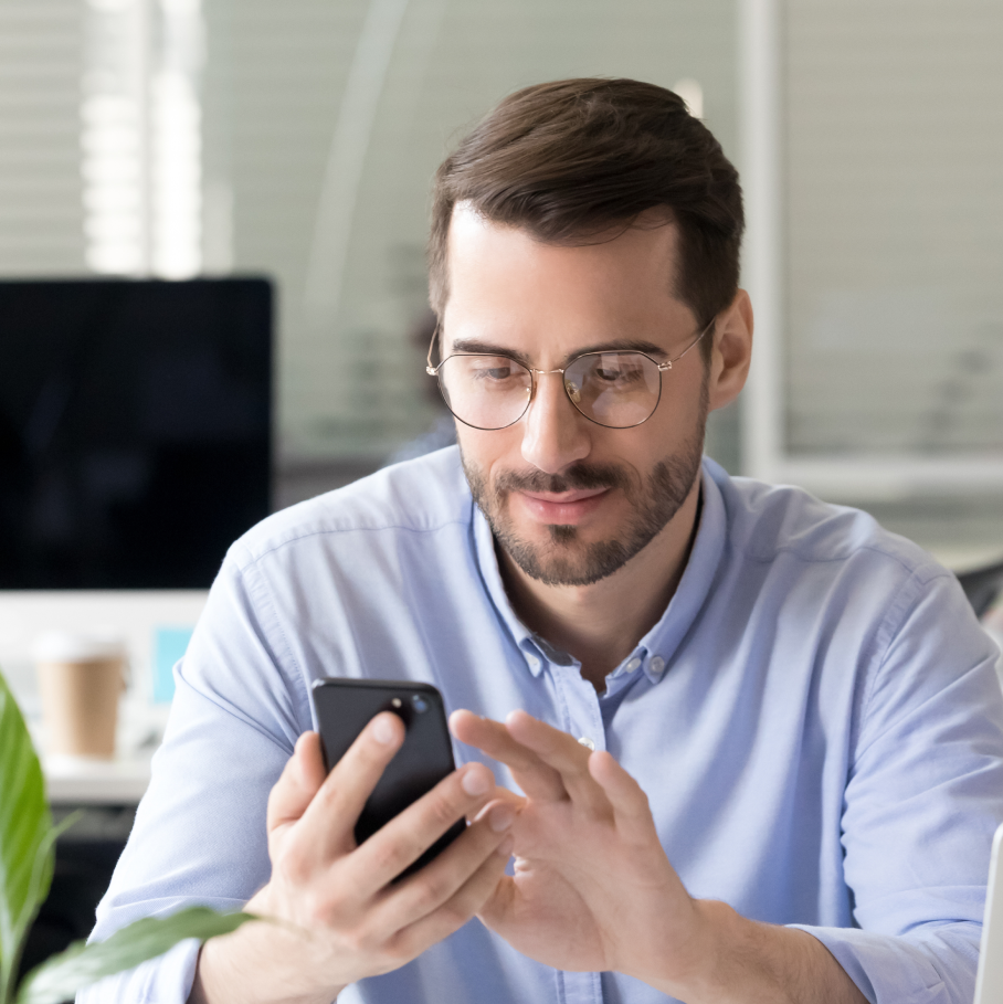 Homem usando smartphone