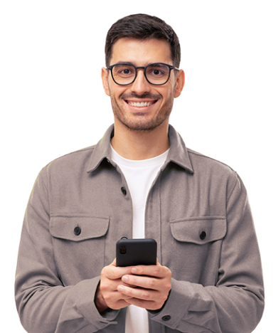 Homem sorrindo usando smartphone