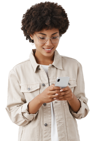 Mulher usando smartphone com notificações