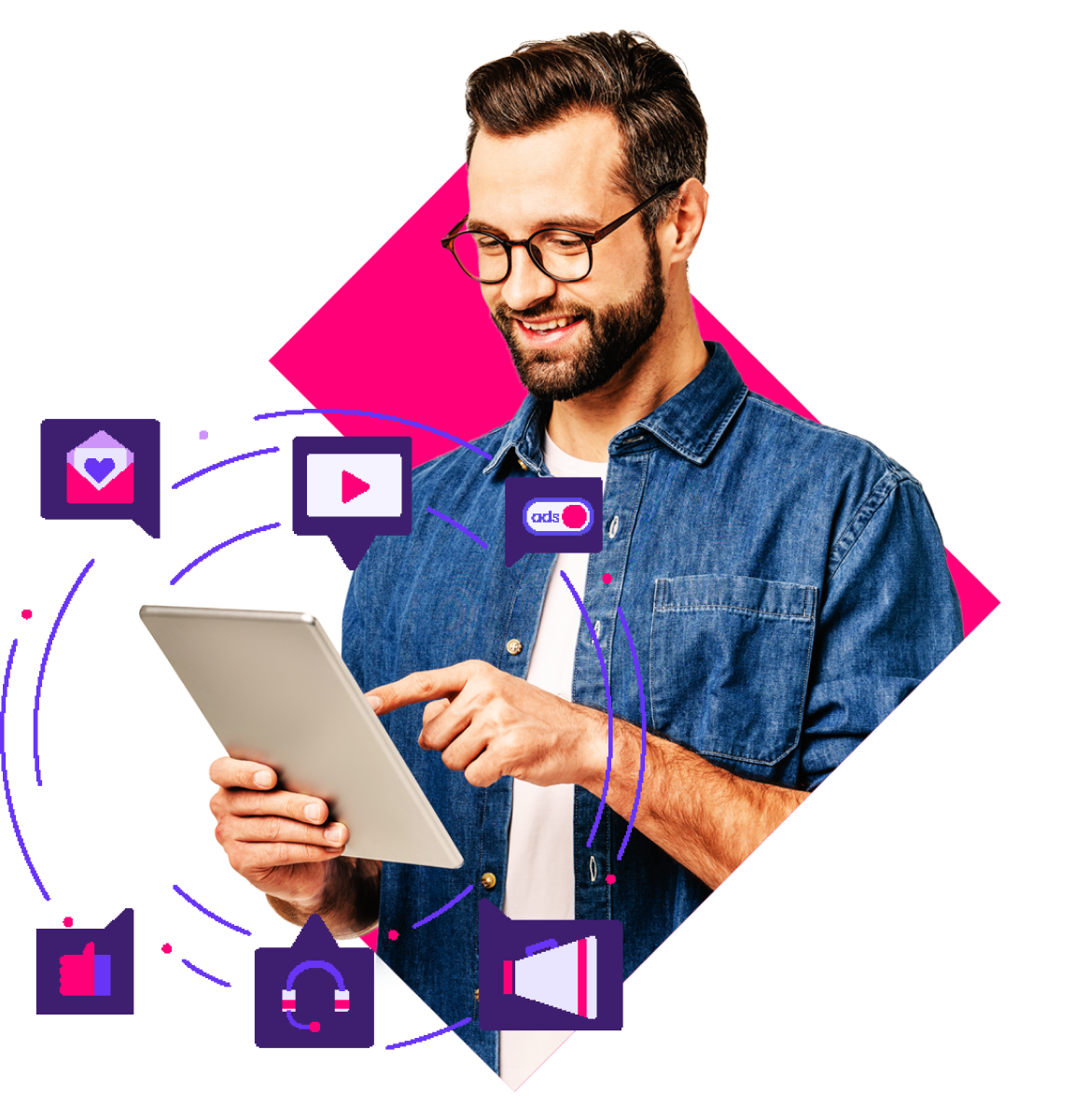 Homem sorrindo usando tablet com CRM